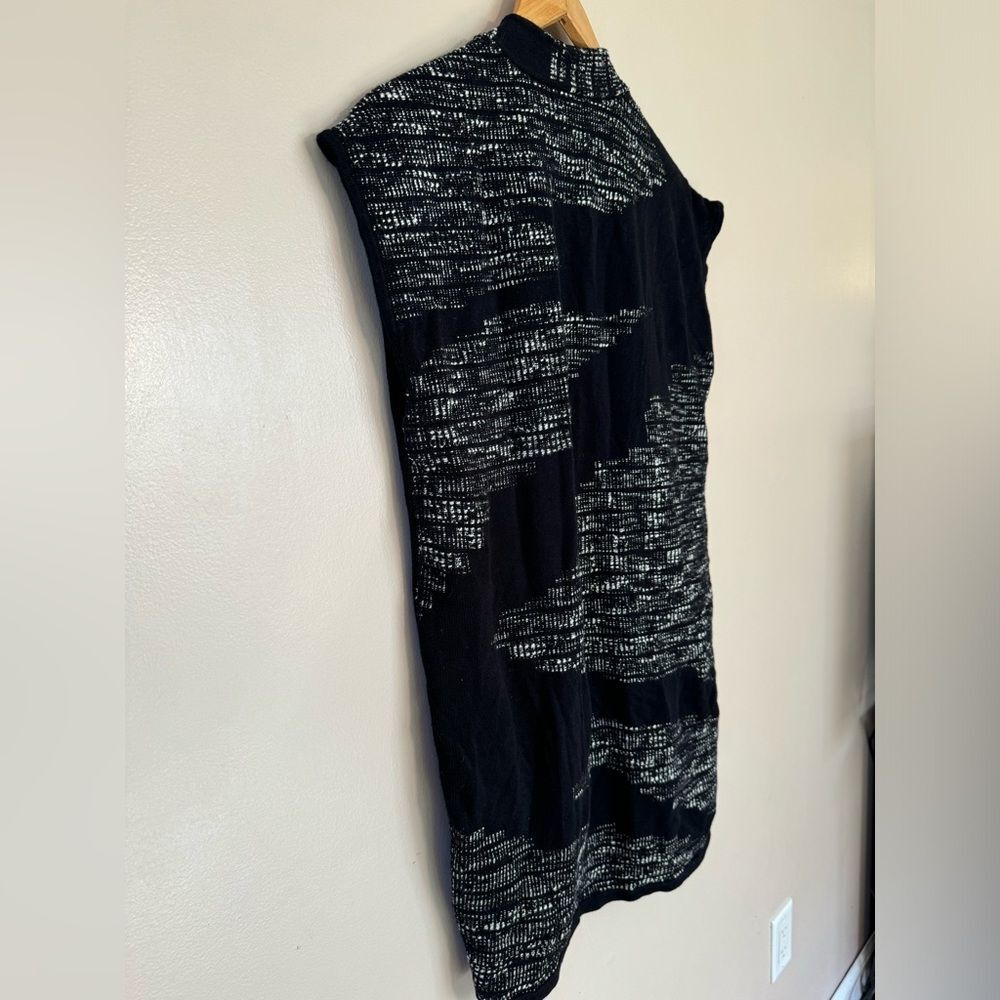 SALE! B/W Chico’s Knit Sleeveless Open Vest Size 2 (12) EUC - Picture 4 of 6